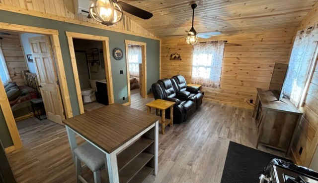 Charming 2-bedroom cabin with WiFi, AC in quaint Eddyville