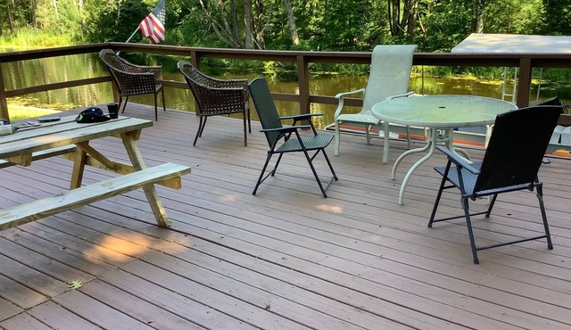 Charming 2-bedroom cottage on Lake Mitchell in Cadillac with WiFi