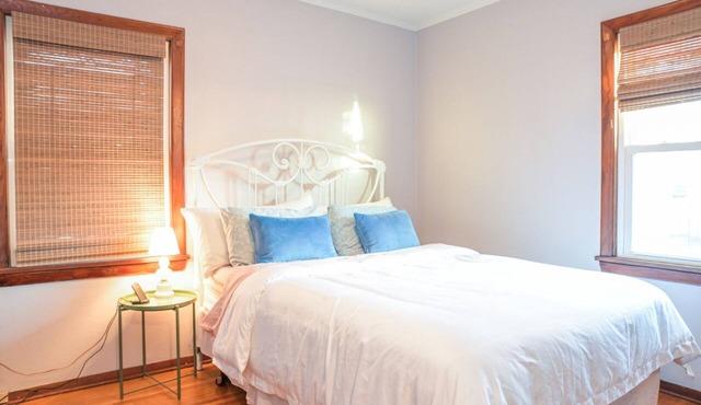 Charming 2-bedroom cottage in delightful Peoria with WiFi, AC