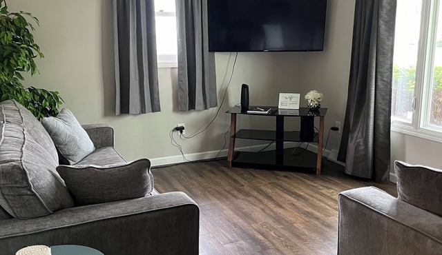 Charming 2-bedroom duplex in the heart of Titletown - 7 min walk to Lambeau
