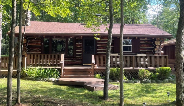 Charming 2-bedroom log cabin in Land O' Lakes, Wi.