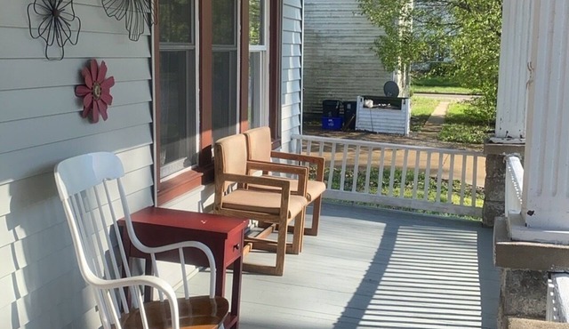 Charming 2-bedroom house with WiFi, AC in awesome Springfield