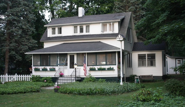 Charming Cottage on Lakeshore Drive