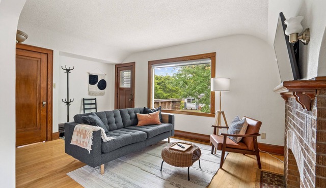 Charming East Tosa Flat - Upper
