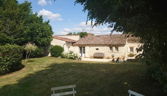 Charming farmhouse, sleeps 6, 3 bedrooms (2 suites), quiet location, garden, parking