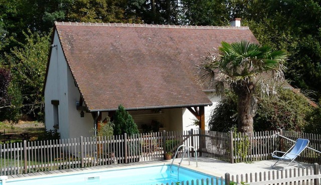 Charming house with shared pool in Contres