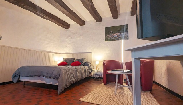 "Charming Lakeside Ground-Floor Cottage in Berry with Inclusive Amenities & Private Parking"