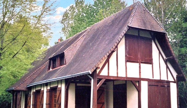 Charming Nature Retreat in Perche: 2BR, Fishing Pond, Pet-Friendly