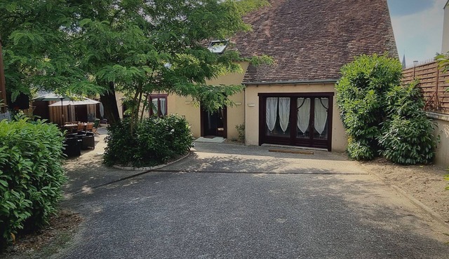 Charming Renovated Home: Modern Comfort Near Châteauroux Center, Sleeps 10, Private Courtyard in Châteauroux