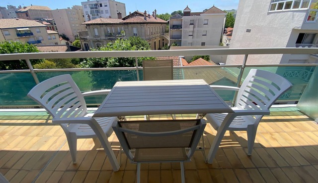 Charming Studio in Central Arcachon with Parking, Walk to Beach and Shops