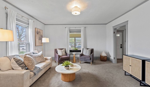 Chic 3 bedroom Get-a-way in downtown Lake Geneva