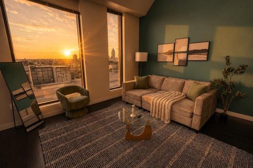 Chic Westown 3BR with Balcony - 5 min to Public Market