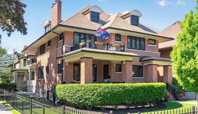 Chicago's North Side retreat with 3 bedrooms and free parking on premises