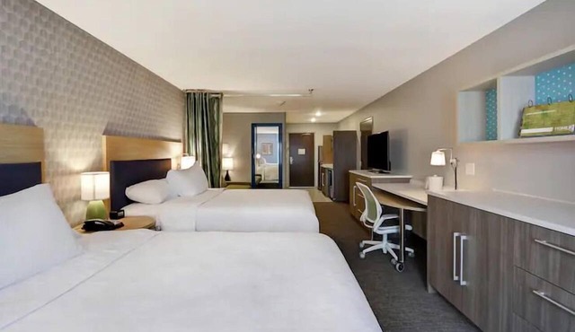City Lights and Comfort Nights: Kitchenette, FREE Breakfast | Pets are Allowed!