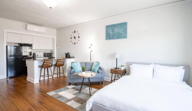 CITY VIBES - Modern Suite in the heart of Downtown