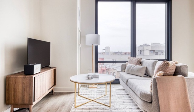 Classic River West Studio w/ Gym, BBQ & Roof, nr Blue Line, by Blueground