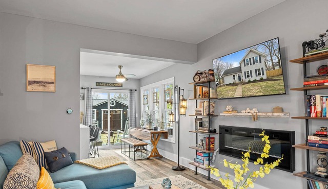 Close to downtown but away from it all! Small Dog friendly with unique "Book Barn"