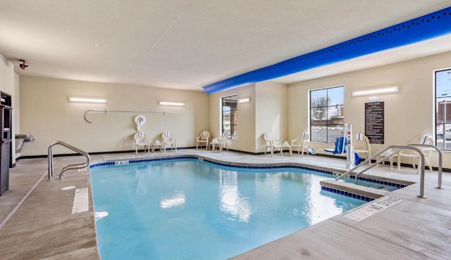 Cobblestone Hotel & Suites - Little Chute