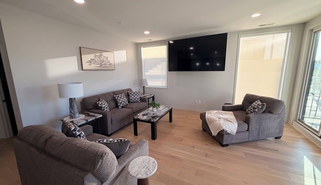 College World Series Condo – 2BR, Walkable Location, Sleeps 6