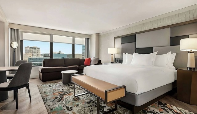 Comfort and Convenience! Parking, Outdoor Pool, Near Adler Planetarium