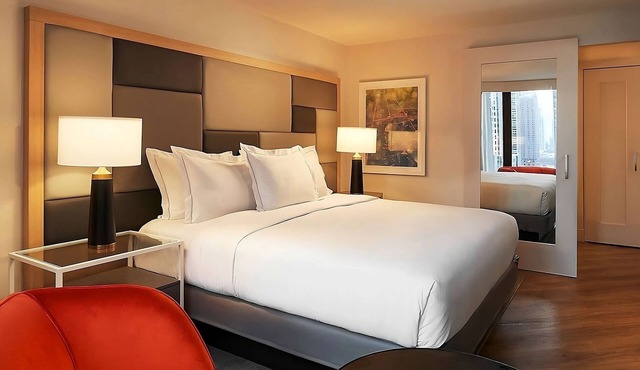 Comfort and Convenience! Parking, Outdoor Pool, Near Adler Planetarium