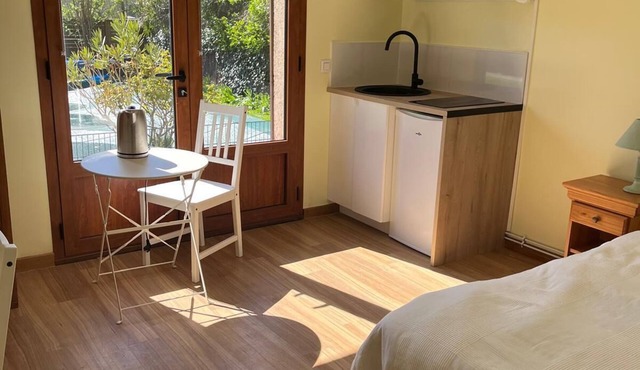 Comfortable 22m2 studio near Paris, overlooking garden and Parc de St Cloud