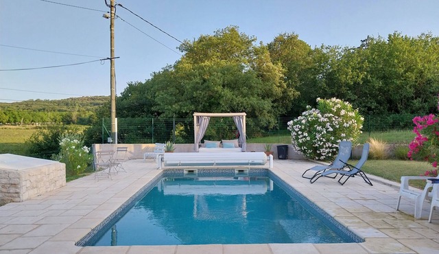 Comfortable accommodation in quiet Provencal countryside, with swimming pool and spa.