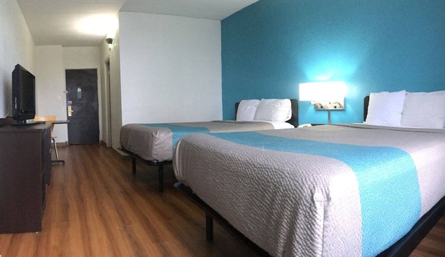 Convenient Choice for Leisure Travelers! Walk to Triton College, FREE Parking!