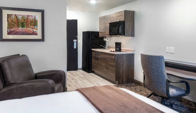 Convenient Retreat by Mississippi River w/Full Kitchen Space