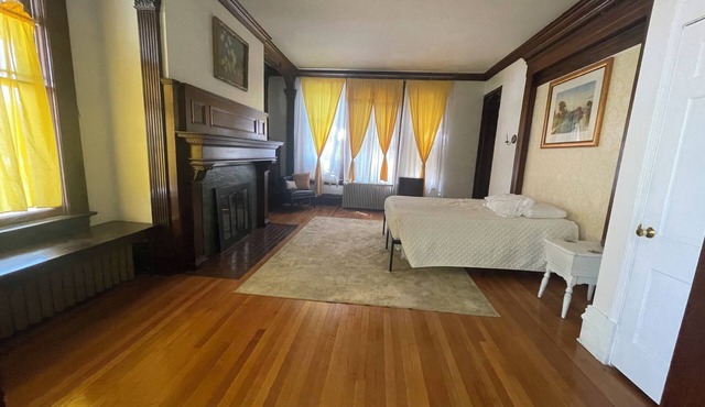 Cool apartment with AC in vibrant Davenport