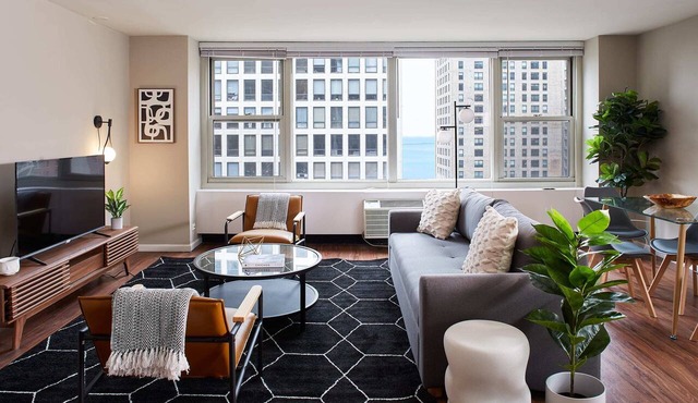 Corner 3BR in Streeterville | Views | Roof Deck