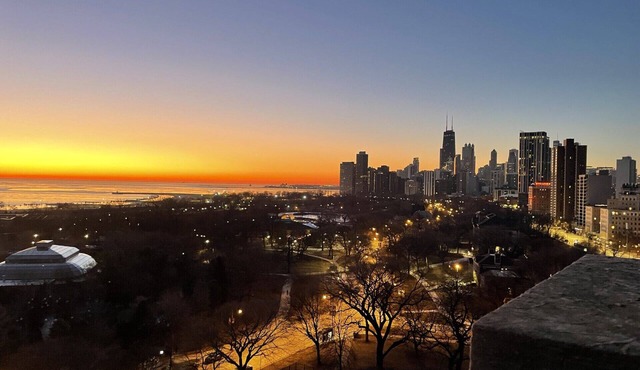 Corporate apartment with 2 bedrooms and fantastic view of lake and skyline