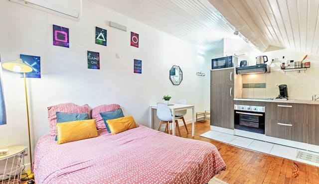 Cosy air-conditioned studio with secure parking