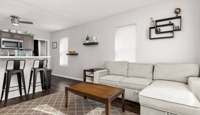 Cottage on Duryea - Cozy 1BD home in the Heights