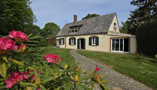 Countryside Retreat with Game Room, Spacious Garden, and Modern Amenities