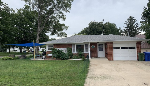 Cozy 2 bedroom bungalow near Cedar Lake