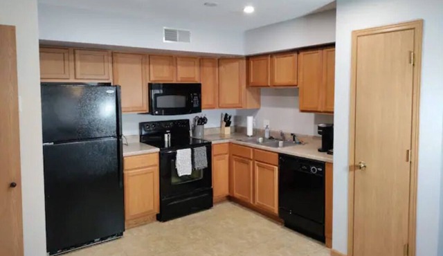 Cozy 2bd condo with Fireplace in Davenport, IA
