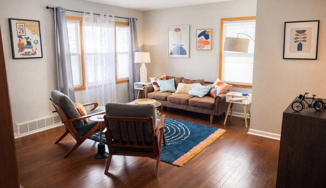Cozy 2BR Home – 1 Mile to American Family Field!