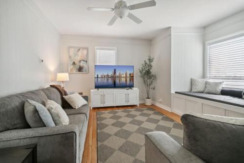Cozy 3 bedroom in DT Libertyville Near Naval Base