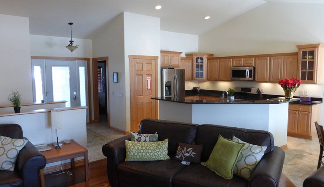 Cozy 4+ Bed 3 Bath Screened in Porch, Fire Pit, yard games - 19 min to Madison
