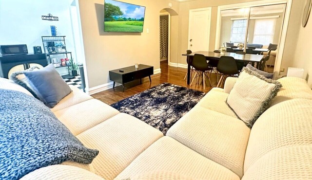 Cozy and Stylish Oak Park Apartment - Easy Access to Chicago and Airport