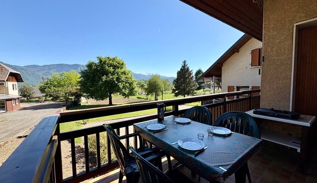 Cozy Detached House with Mountain View, WiFi & Parking