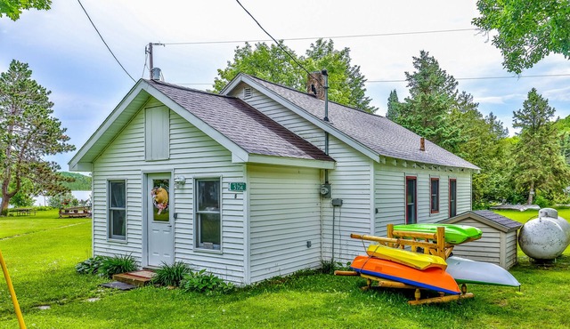 Cozy lakefront cabin with kayaks, community pier, WiFi & quiet location