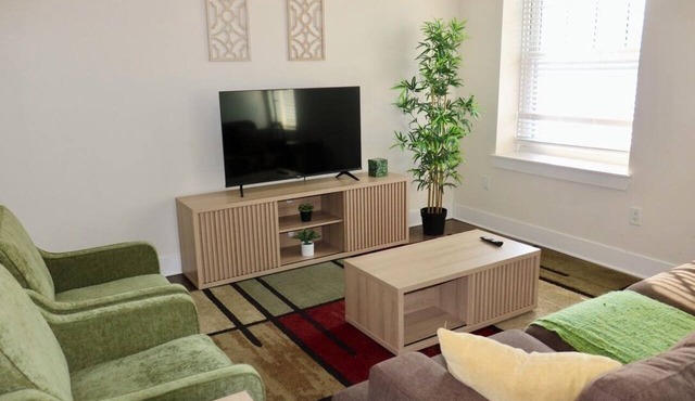 Cozy Midtown Getaway Minutes From Downtown