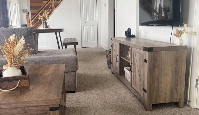 Cozy Retreat Fireplace Loft Walk to Park & Lake