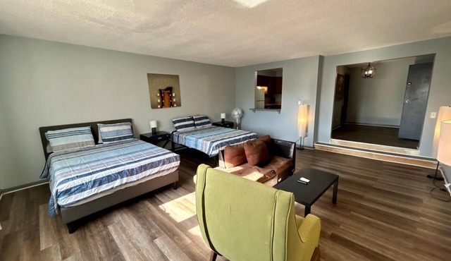 Cozy Studio with Two Queen Beds in Chicago near Transit and Dining