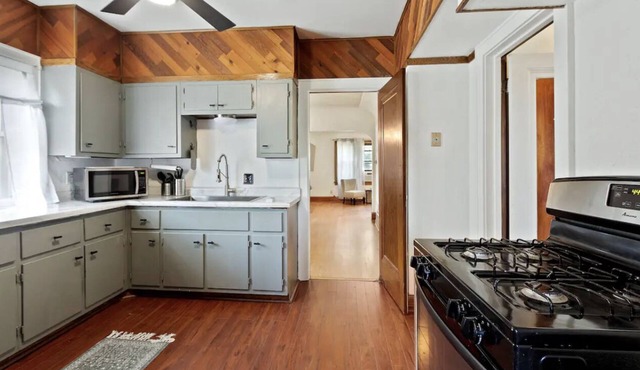 Cozy Sunset Height 2 BR- In the Heart of MKE