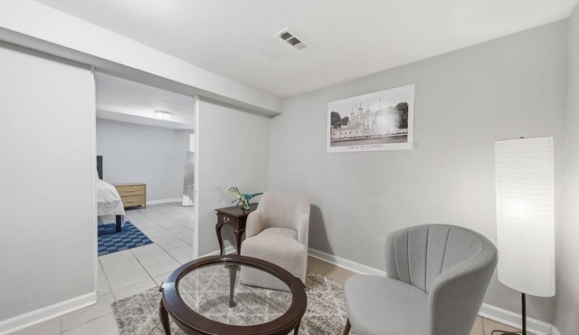 Cozy Woodlawn Garden Apt.