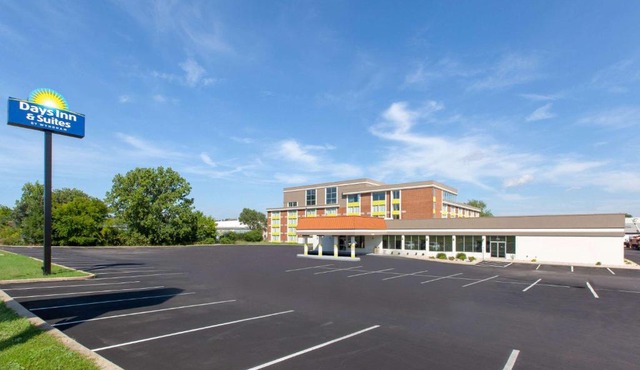 Days Inn & Suites by Wyndham Grand Rapids Near Downtown