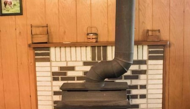 Dog Friendly Winnebago Cabin near Starved Rock w/whirlpool tub @Kishauwau Cabins